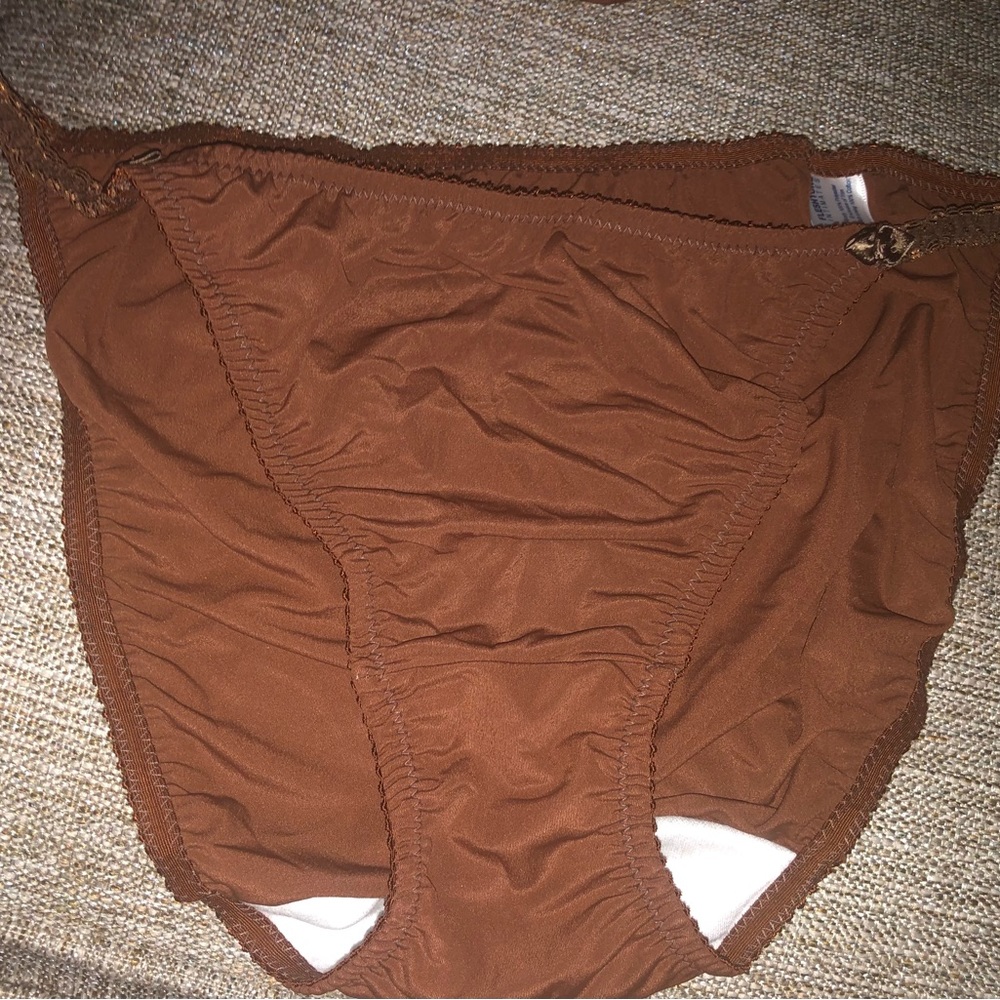 Ladies undies - Intimate Apparel. String sides. Flower detail on string. 8 pairs